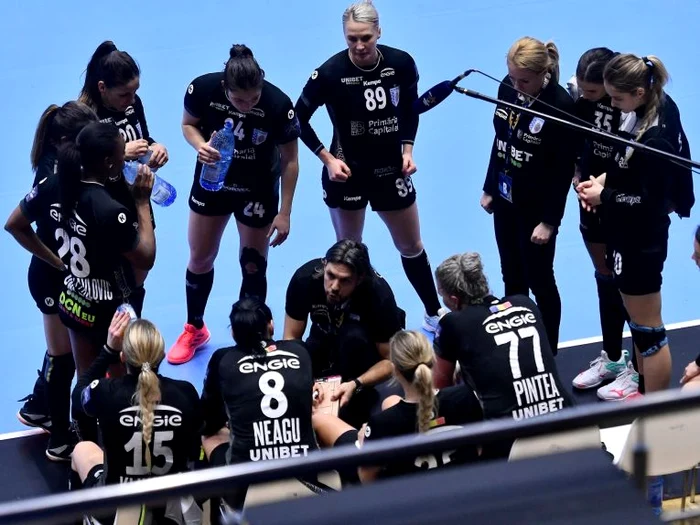 Adrian Vasile, în timpul unui time-outFOTO: Sportpictures.eu