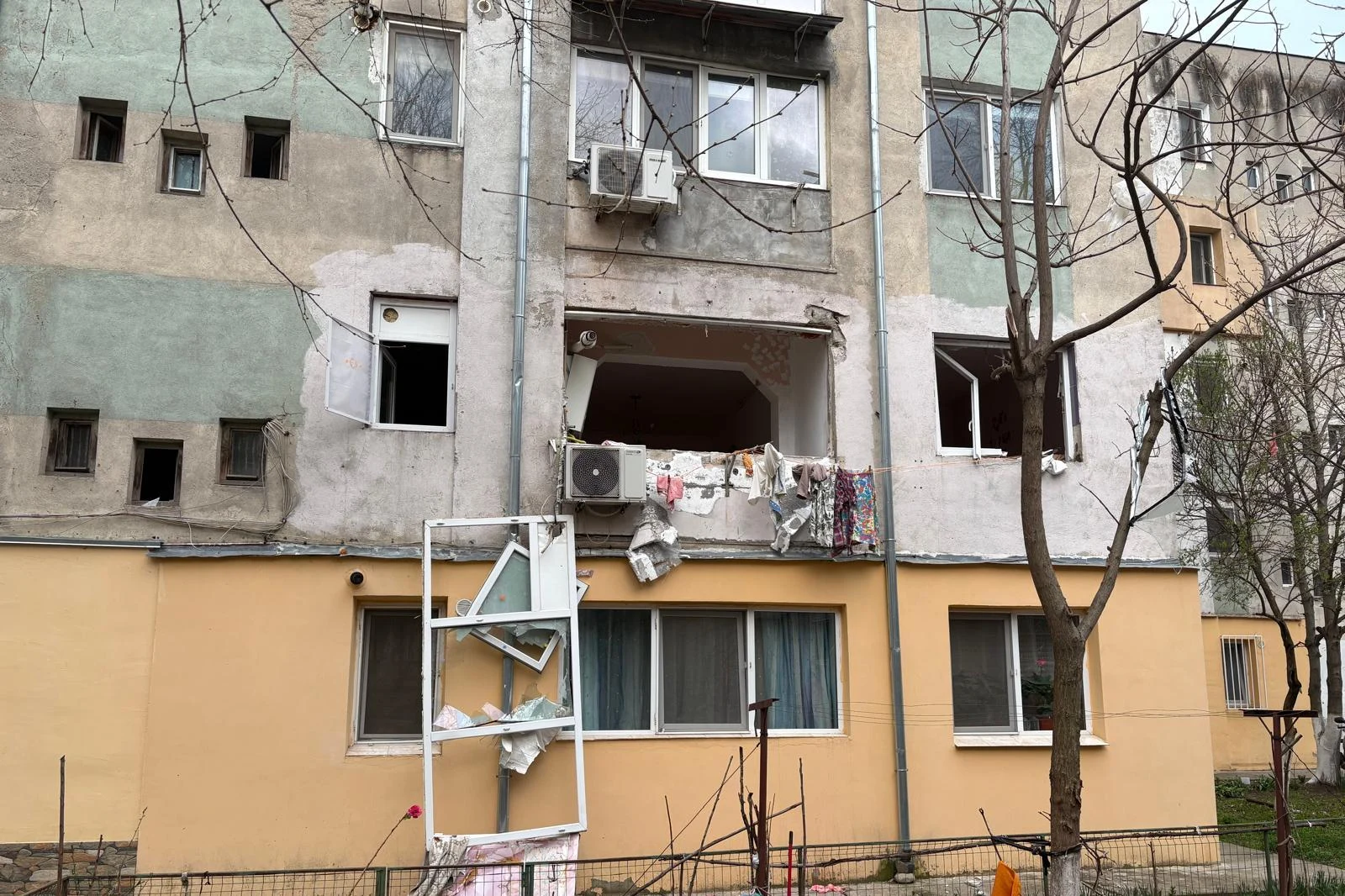 Explozie puternică într-un bloc din Caracal: 25 de locatari au fost evacuați. O femeie rănită, transportată la spital