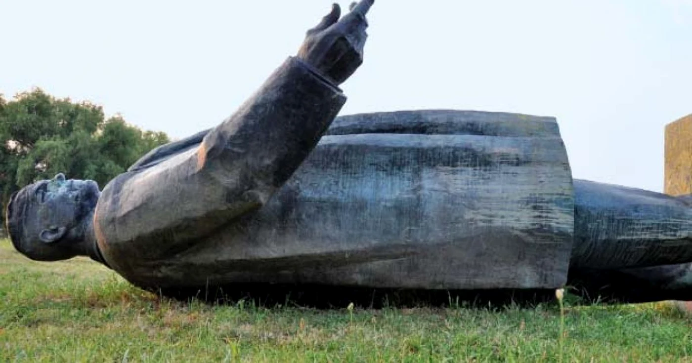 Monumentul Dr. Petru Groza, în spatele Palatului Mogoşoaia