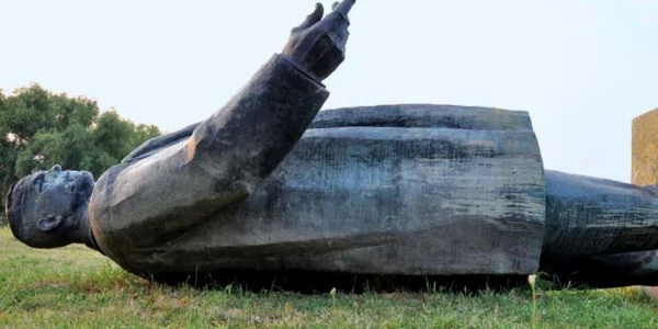 Monumentul Dr. Petru Groza, în spatele Palatului Mogoşoaia