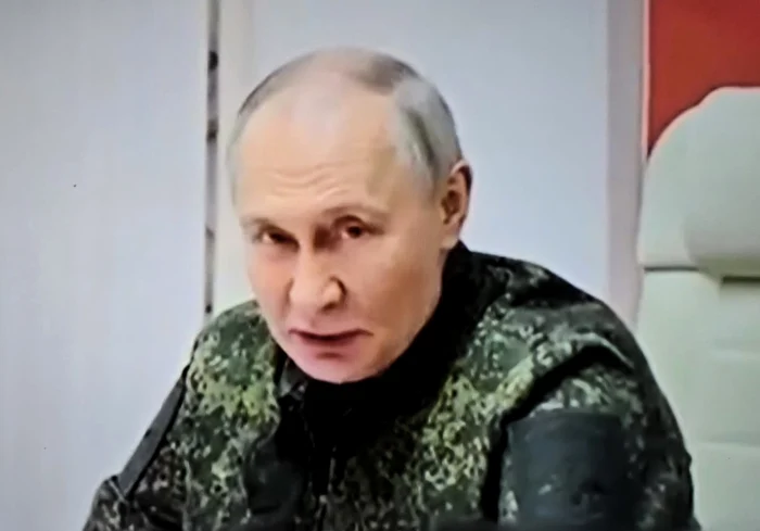 Vladimir Putin a vizitat regiunea Kursk, îmbrăcat în ţinută de camuflaj. Foto: captură video
