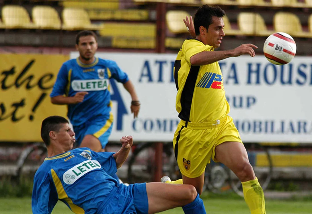 
    Florin Ganea (stânga) într-un duel cu-n adversar din Liga Ifoto: Prosport  