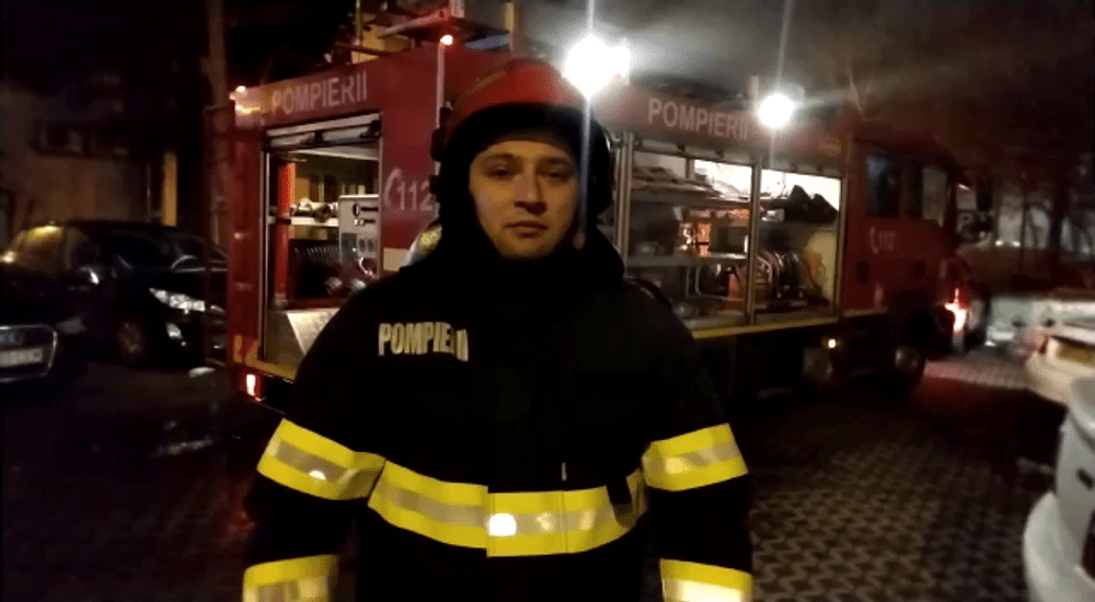 Incendiu într-un bloc de locuințe. Cinci persoane, dintre care una intoxicată cu fum, au fost evacuate VIDEO