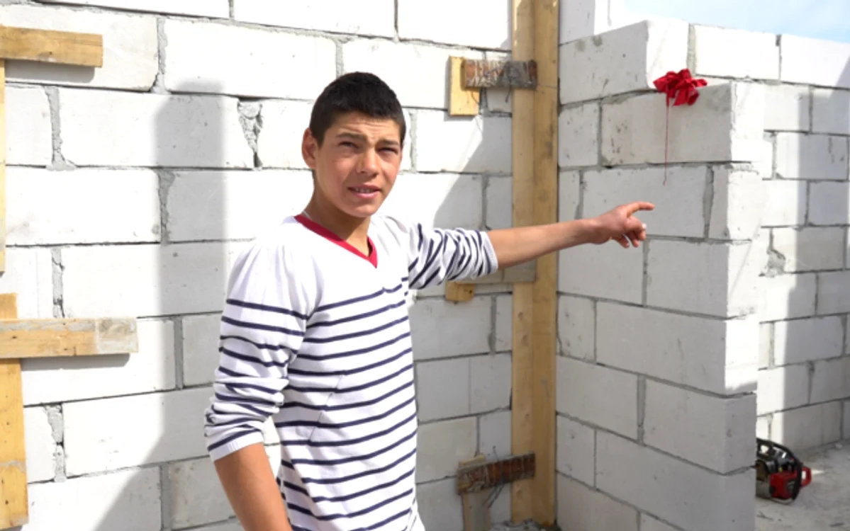 Foto: Georgică, tânărul de 16 ani care îşi construieşte singur casa