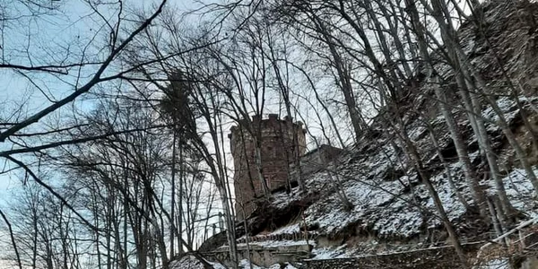 Castelul Turn de la Băile - Olăneşti - Vâlcea Foto Camy Tănasie