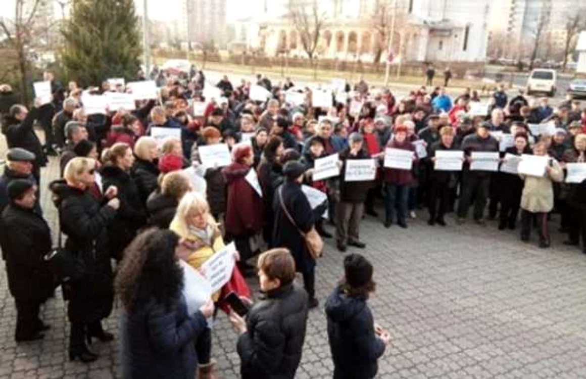 Băimărenii adunaţi în centrul oraşului cer eliberarea fostului ministru al Sănătăţii. FOTO; Ziarmm.ro