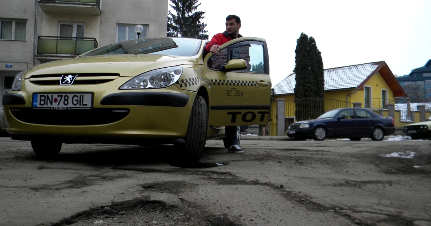 Gropile de pe Aleea Pârcălabului fac strada impracticabilă