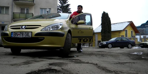 Gropile de pe Aleea Pârcălabului fac strada impracticabilă