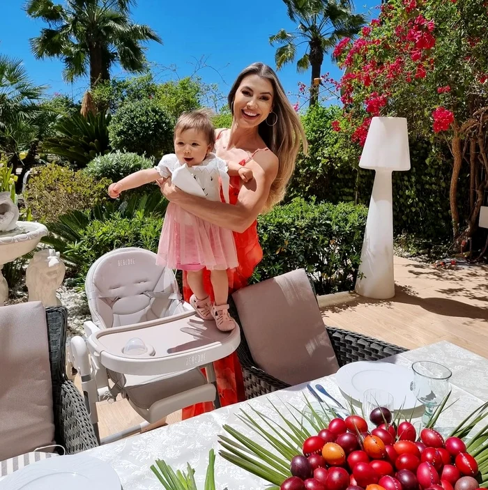 Claudia Neghină și fetița ei, în Ibiza