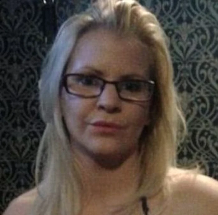 
    Era directoare ziua și star pe site-urile pentru adulți în timpul nopții  