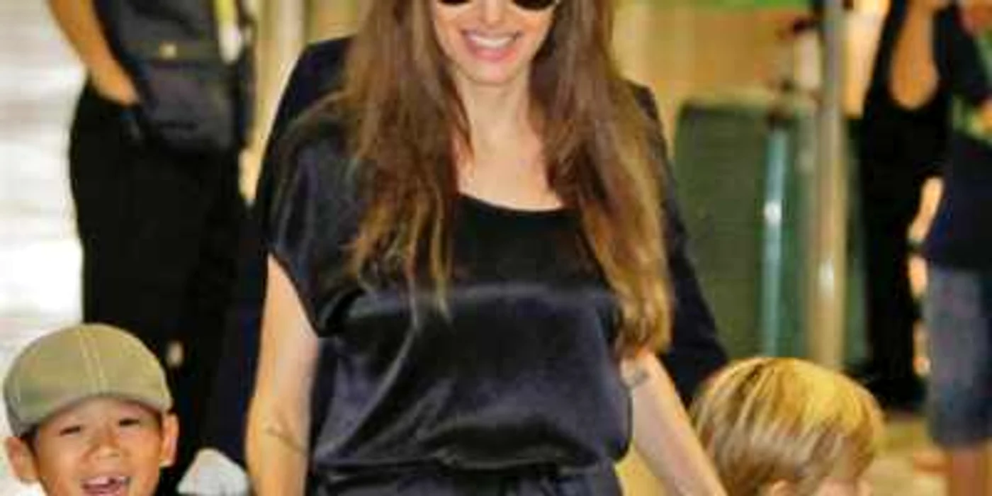 Angelina Jolie, alături de Pax (stânga), adoptat din Vietnam, şi de Shiloh, fiica sa naturală
