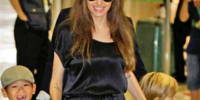 Angelina Jolie, alături de Pax (stânga), adoptat din Vietnam, şi de Shiloh, fiica sa naturală