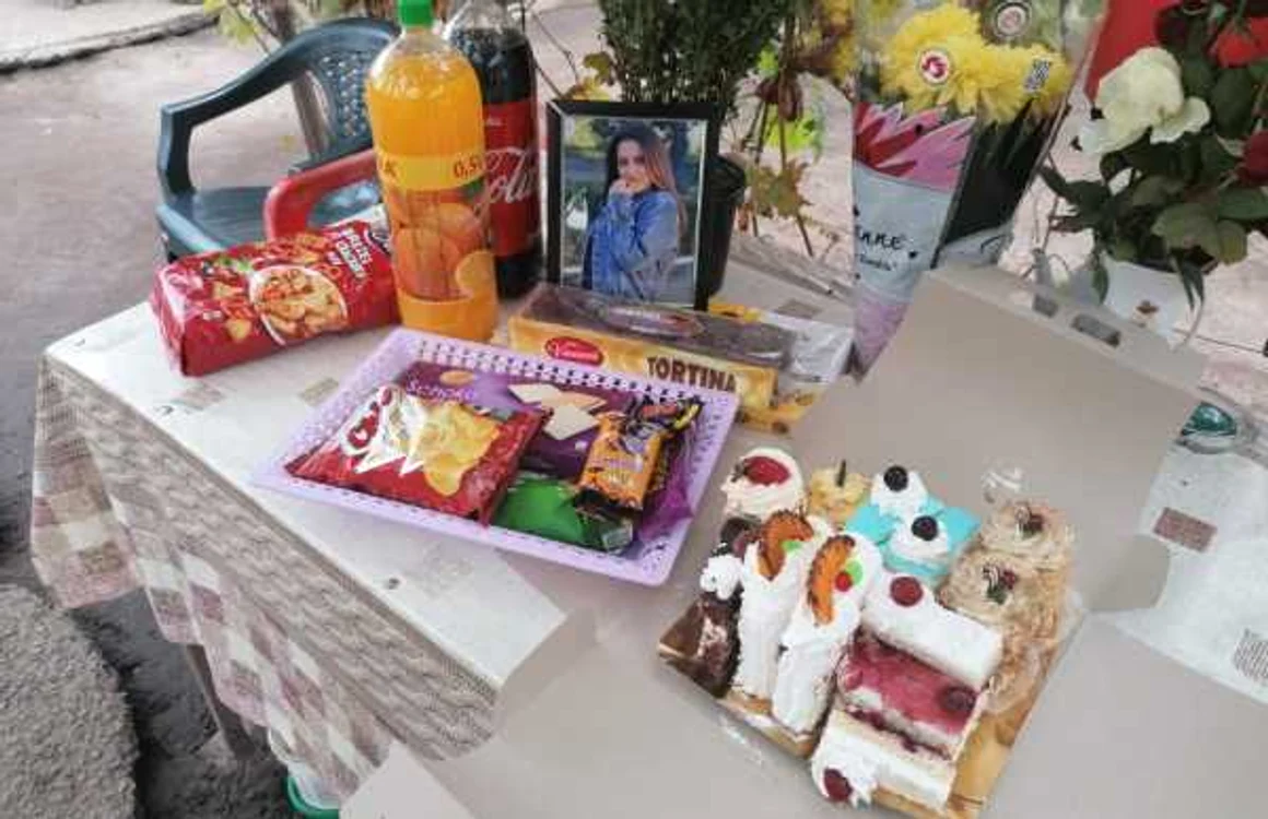 Familia Luizei Mihaela Melencu îi aşteaptă pe prieteneii fetei cu prăjituri