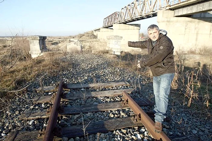 Linia ferată spre Giurgiu, în zona Podului Grădiștea, este ruptă de 15 aniFotografii: Click!