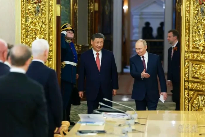 Xi Jinping și Vladimir Putin la Moscova, 8 mai 2025. FOTO: X / @WalterL87309879