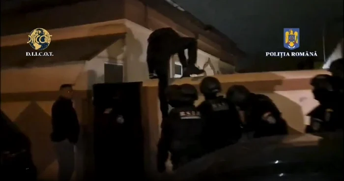 Mascaţii au sărit gardul la casa celor doi suspecţi- Foto Poliţia Română