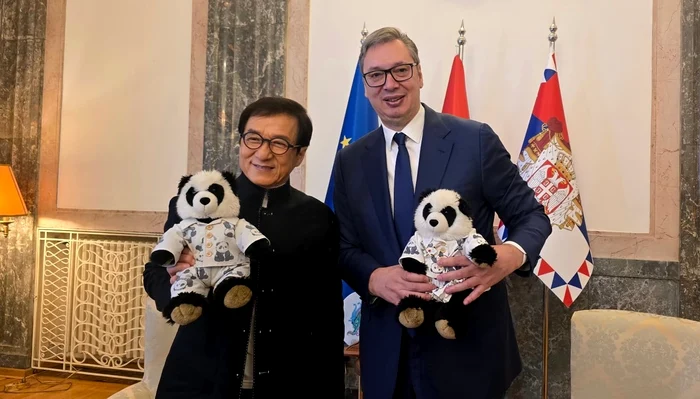 Jackie Chan şi preşedintele sârb Aleksandar Vucic, după anunţul oficial. FOTO: Facebook