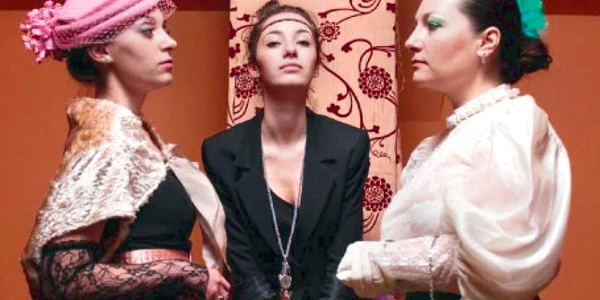 Bianca (foto centru), împreună cu două modele care îi poartă creaţiile