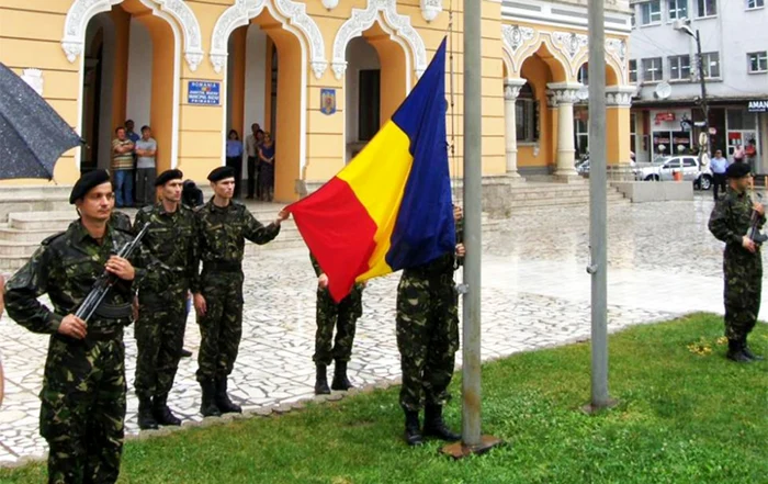 Zeci de militari buzoieni vor fi mobilizaţi pentru manifestările ocazionate de Ziua Drapelului