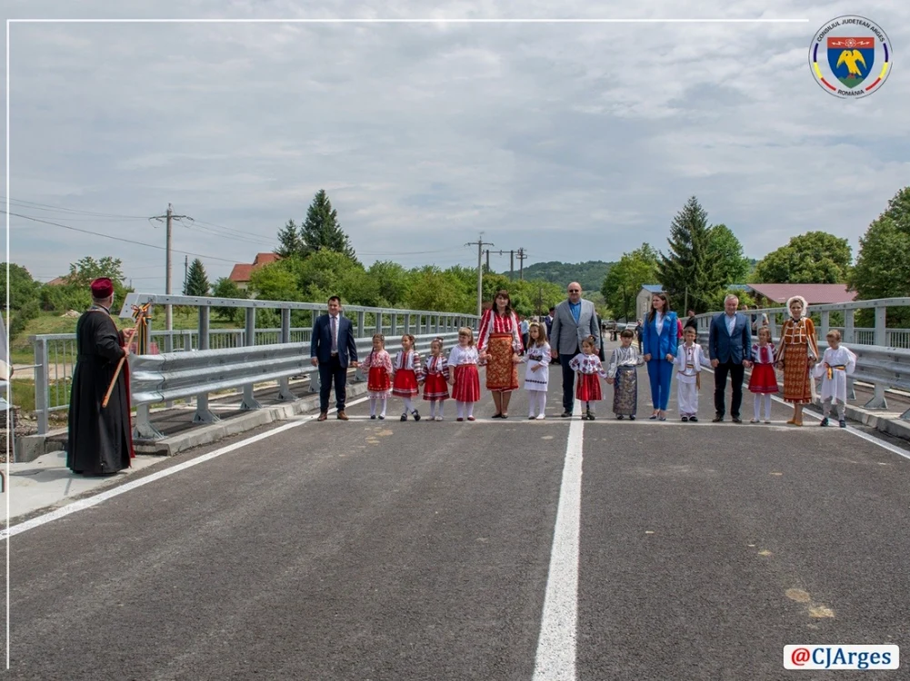 10 copii şi şapte preoţi, aduşi la inaugurarea podului FOTO: Consiliul Judeţean Argeş