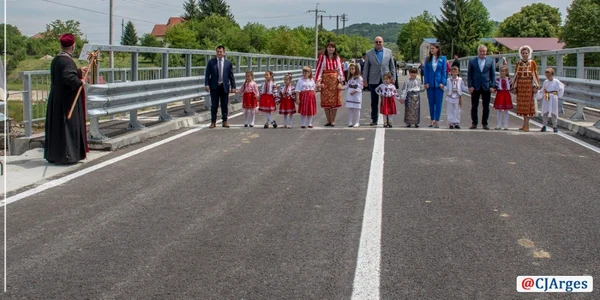 copii costume populare inaugurare pod comuna mihaesti foto consiliul judetean arges