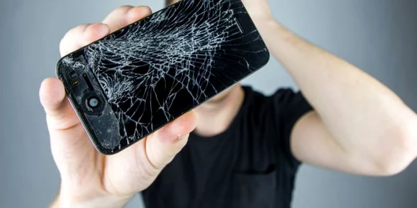 Telefon smarphone spart avariat stricat FOTO Shutterstock