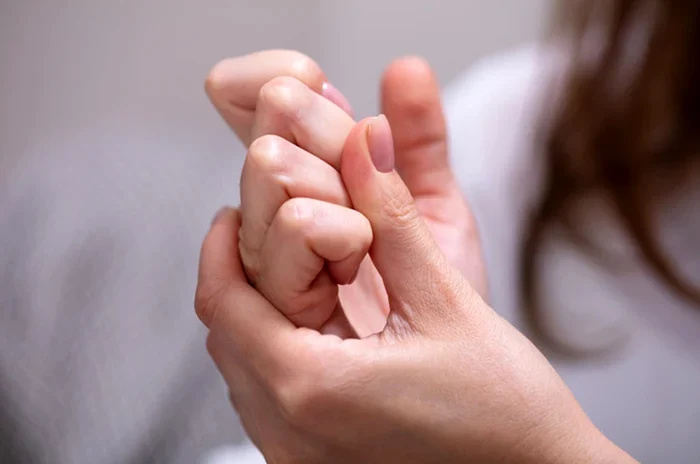 Ce se întâmplă dacă îți trosnești zilnic degetele.