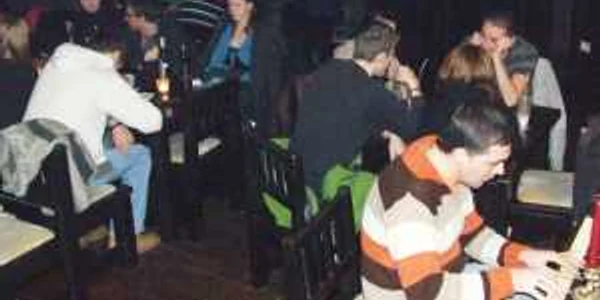 Tinerii pietreni merg în weekend în cluburile care invită artişti talentaţi