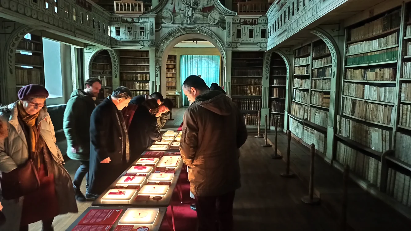 Vizitatori în expoziția din Aula Magna FOTO Adevărul