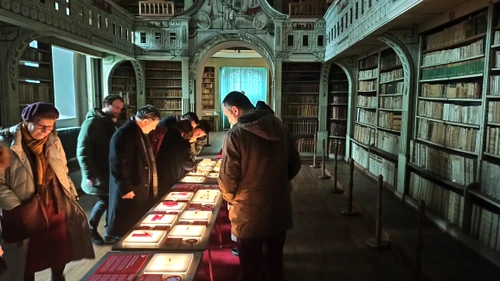 Vizitatori în expoziția din Aula Magna FOTO Adevărul