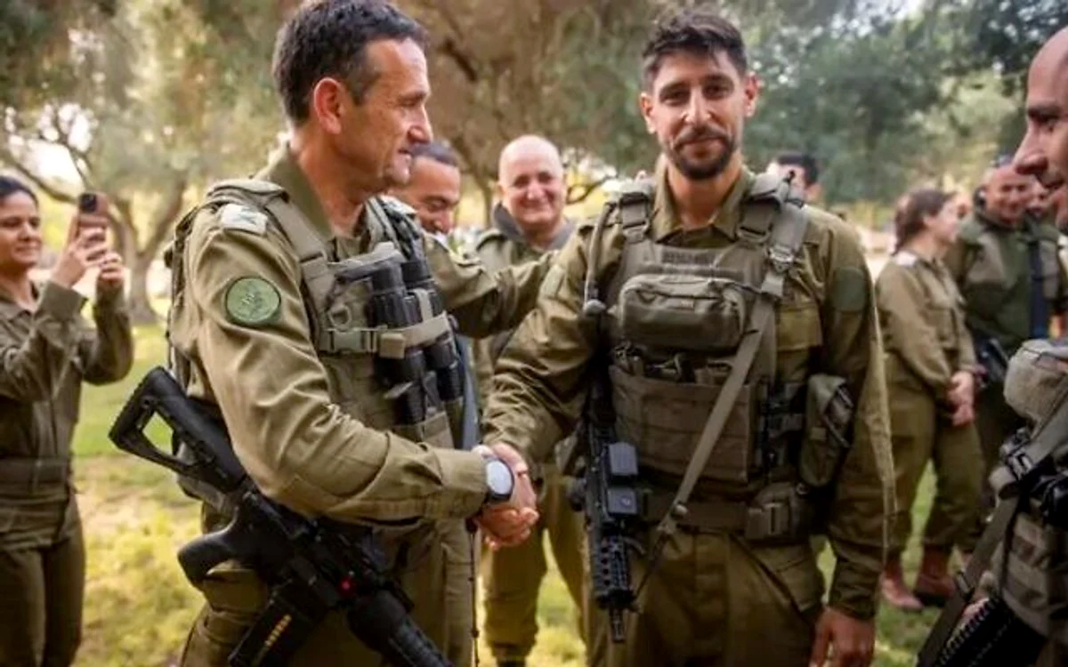 Cântărețul și actorul din „Fauda” - Idan Amedi.  FOTO Israel Defense Forces