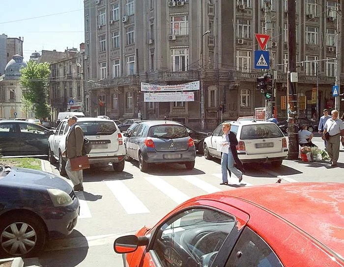 În Piaţa Rosetti, o bretea de acces spre Bd. Carol I a fost transformată în parcare