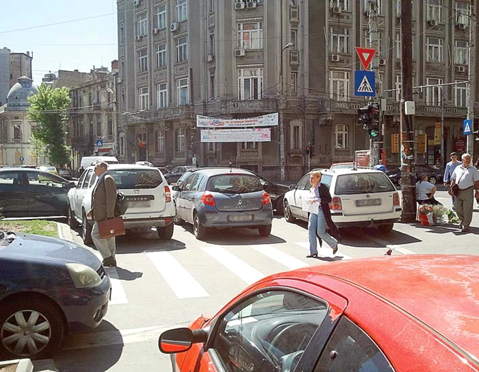În Piaţa Rosetti, o bretea de  acces spre Bd. Carol I a fost  transformată în parcare