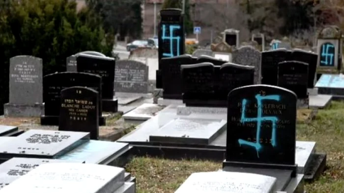 Peste 80 de mormite au fost vandalizate şi marcate cu semnul svasticii Foto: captură video