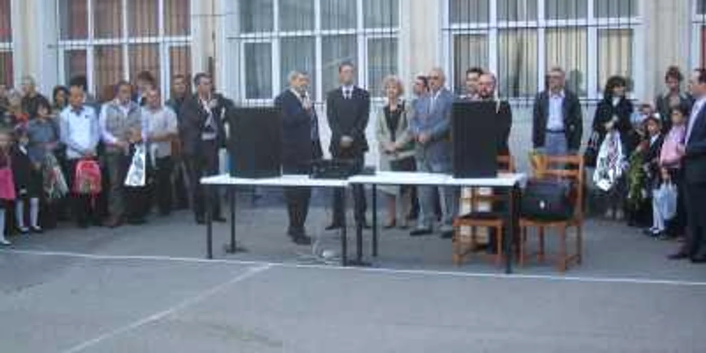 Inspectorii au solicitat directorilor să impună profesorilor ţinute elegante şi decente.
