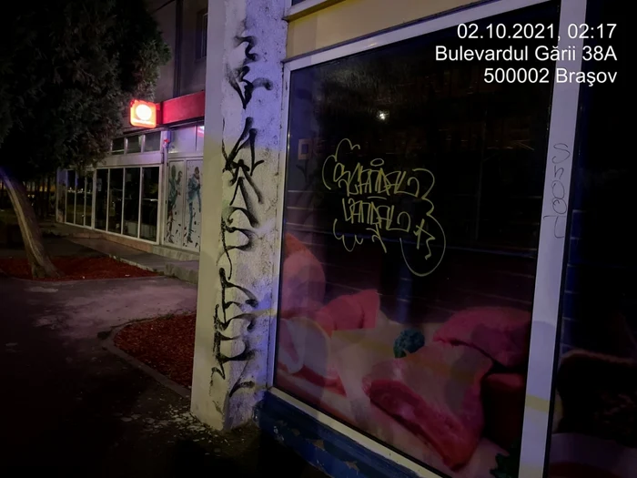 Grafferi prinşi în flagrant de poliţiştii locali braşoveni FOTO Primăria Braşov