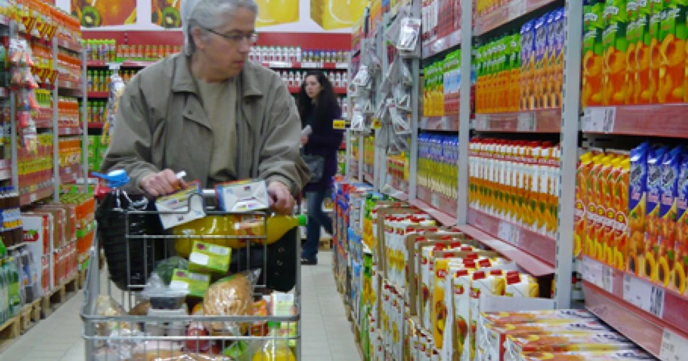 Un sucevean se uită atent la preţ înainte de a pune produsele în coşul de cumpărături