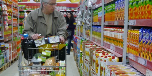 Un sucevean se uită atent la preţ înainte de a pune produsele în coşul de cumpărături