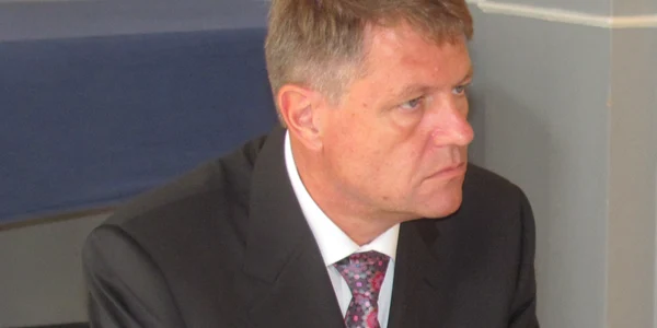 Klaus Iohannis a purtat de ziua lui cravata primita cadou de la sotia sa Carmen