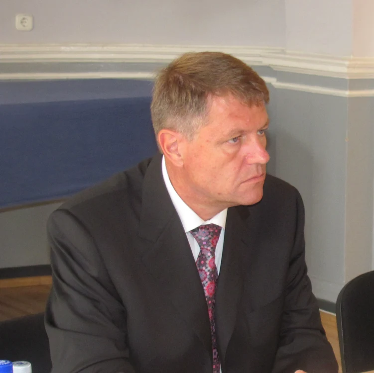 Klaus Iohannis a purtat de ziua lui cravata primita cadou de la sotia sa Carmen