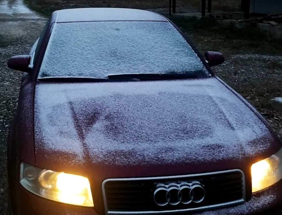 
    Șoferii au găsit în această dimineață, 15 ianuarie, mașinile albe, acoperite de brumFoto: Bogdana Păun  