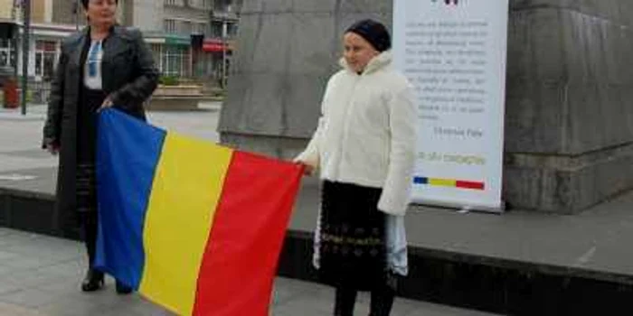 Elena Sicoe, artistă, alături de nepoata ei. FOTO: Zoard Bocăniciu/ Facebook / Premianţii fără premii.