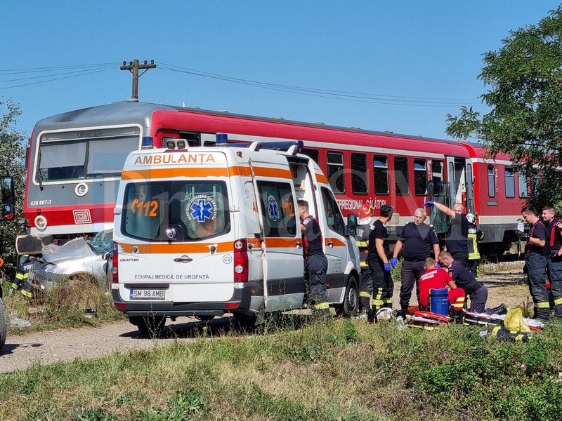 Accident feroviar în Satu Mare. O persoană a murit și alta este în stare critică după ce un tren a lovit o mașină. Autoturismul a fost împins 20 de metri