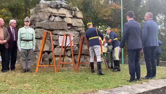 Ceremonial militar, la monumentul din Siriu. FOTO Iulian Bunilă