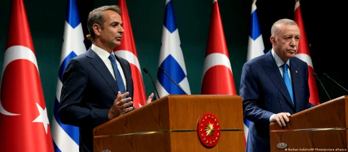 Premierul grec Kyriakos Mitsotakis (stânga) și președintele turc Recep Tayyip Erdogan