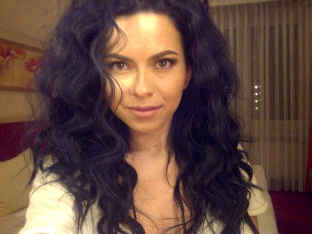 
    Inna, frumoasă şi fără make-up  