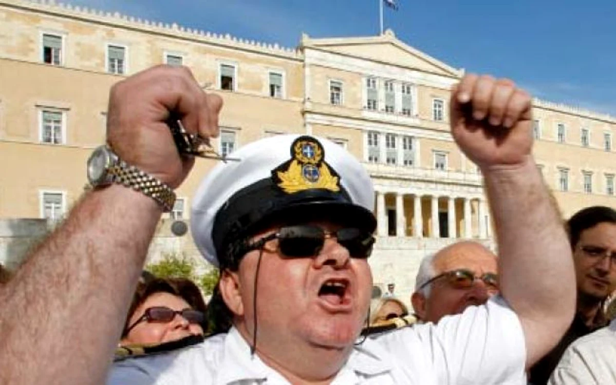 Grecii, înfuriaţi că guvernul a introdus şi alte taxe   Foto: Reuters