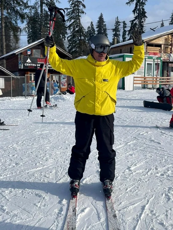 
    Vasile Cîtea și-a plimbat nepoata cu sania  