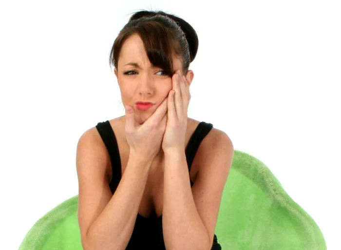 
    Bruxismul poate să distrugă zâmbetul, afectează funcţia masticatorie, fonaţia şi deglutiţia.www.clicksanatate.ro  