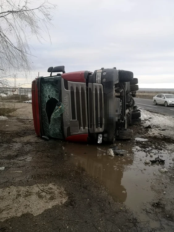 Autotren răsturnat pe E85 FOTO: IPJ Vrancea